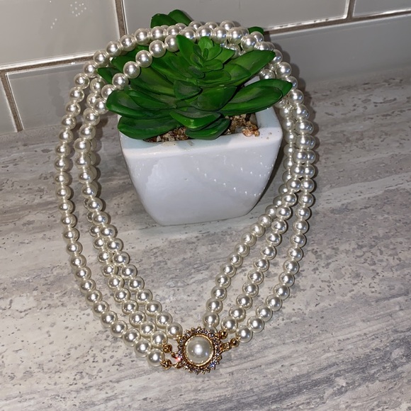 Jewelry - 🥳Vintage 3 strand pearl choker.